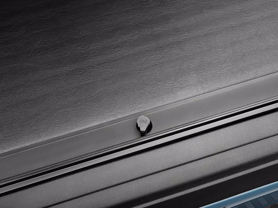 Roll-N-Lock LG135M M-Series Retracting Bed Cover