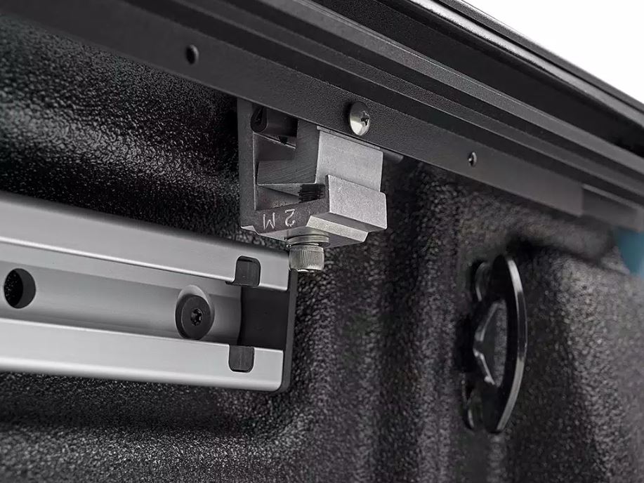 Roll-N-Lock LG135M M-Series Retracting Bed Cover