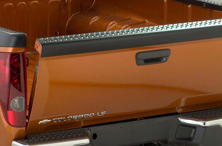 Bushwacker 49505 GM Diamond-Plate Tailgate Cap